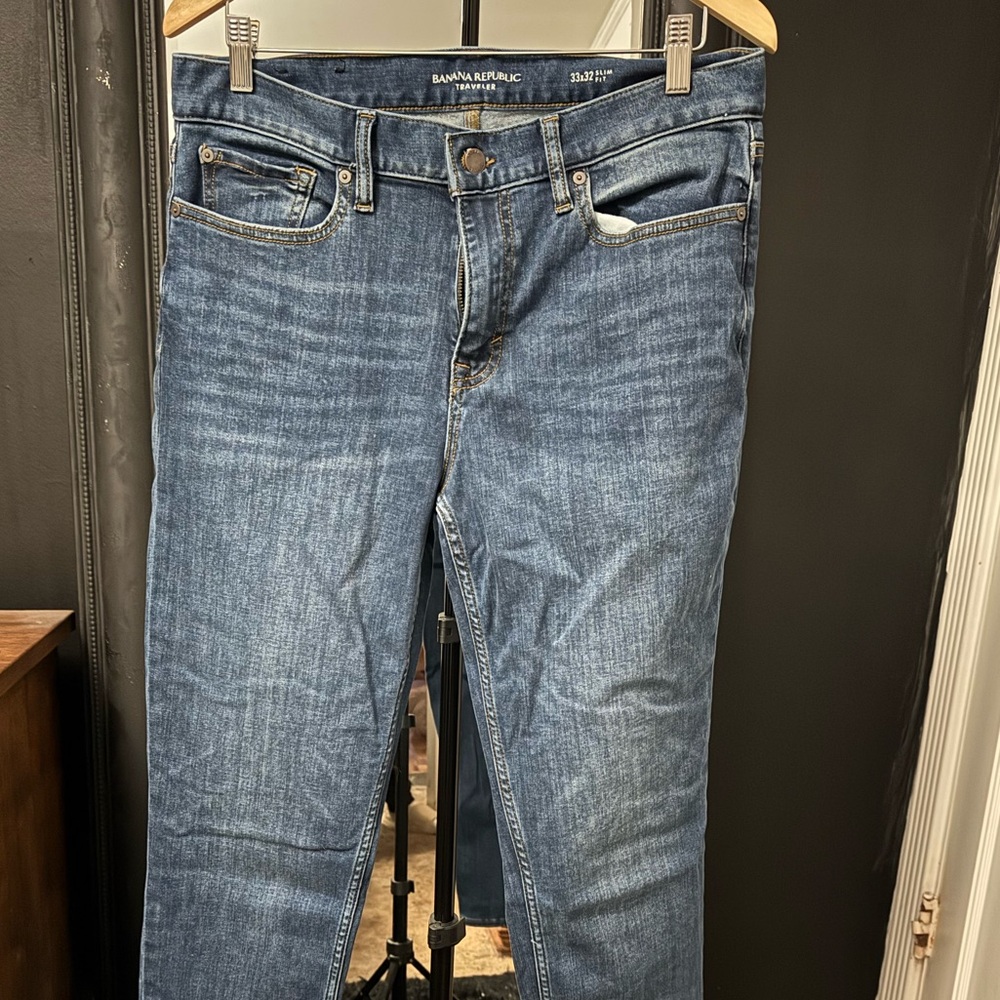 Banana Republic Men’s Slim Traveler Jean
Blue
Size 33 / 32